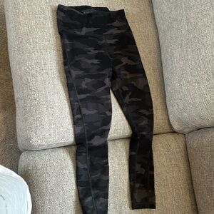Athleta size xs camo leggings with pockets